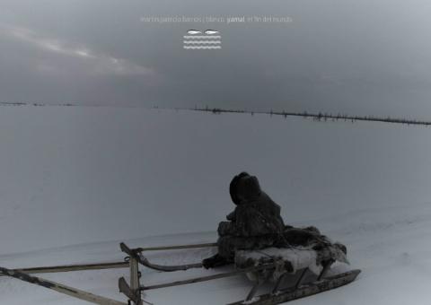 Este libro de relatos y de fotos, de Martin Patricio Barrios, es una crónica compuesta en retazos de los días del fotógrafo argentino en el Territorio Autónomo de Yamalia-Nenestia, península de Yamal, Federación Rusa, durante febrero de 2015.
