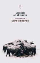 «La rosa que en el viento se destruye deja volar sus pétalos en una luz quemada», se lee en esta novela alucinada de Sara Gallardo, la última que publicó, un punto de llegada extraordinario para una obra deslumbrante, siempre certera, siempre singular, siempre cautivadora. En La rosa en el viento todos los personajes se desplazan, emprenden viajes que son a veces físicos y a veces emocionales, pero que en todos los casos los llevan lejos de quienes eran al principio. Olaf, un inmigrante sueco que ha escapad