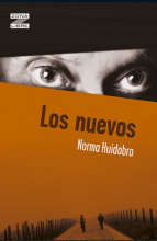 El cadáver de Romualdo Cisneros, dueño de varios campos e inmuebles, apareció en su casa de una pequeña localidad de la provincia de Buenos Aires. Junto al cuerpo, el arma del crimen. Los habitantes del pueblo hablan y comentan, buscando desentrañar el motivo de esa muerte: ¿fue un asesinato?, ¿fue un suicidio, debido a la desesperación que le produjera a Cisneros la desaparición de su única hija?  Un hotel será el centro de la investigación; algunos vecinos, quienes sigan las pocas pistas. Y unos extraños 