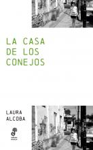 Con una prosa conmovedora pero jamás sentimental, Laura Alcoba escribió una novela que hilvana el drama de un país y el abrupto despertar de una niña a un universo que apenas comprende. En esa precoz pericia se juega su futuro, puesto en vilo una y otra vez por los cabos sueltos de la vida en fuga. La casa de los conejos narra de manera ejemplar y emocionante esa odisea; la de alguien que ve cómo avanza el cerco de la muerte. 