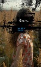 La entrega es una historia de violencia, de encubrimiento e impunidad en un sistema de poder que deja a las víctimas sin posibilidad de justicia o salvación, a menos que sea por mano propia, por el coraje de una madre o un padre. Con paso trepidante, Perla Suez narra el descenso a un infierno que intuimos más cerca de lo que quisiéramos pensar. Una trama ficcional demasiado real, una obra que nos insta a abrir los ojos y hacerle frente con valentía a un drama que encuentra aquí sus palabras.