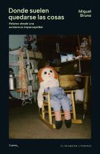 Donde suelen quedarse las cosas reúne catorce relatos que exploran las complejidades de la vida cotidiana, los silencios que pesan, y las emociones que muchas veces quedan escondidas en los márgenes de nuestras historias. A través de personajes atrapados en sus propias batallas internas —entre el miedo, la pérdida, el deseo y la búsqueda de sentido—, estos relatos nos invitan a mirar más allá de lo visible y a descubrir lo que suele quedarse oculto: la fragilidad, la esperanza y la lucha por encontrar un lu
