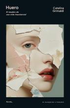 Mediante una exploración profunda de la identidad y el destino, Huero narra la vida de una mujer desde el momento en que es sólo un anhelo de sus padres hasta convertirse en un recuerdo en la memoria de quienes la conocieron. A lo largo de su existencia, se enfrenta a la incertidumbre de sus propias elecciones, preguntándose si, de haber tomado otros caminos, sería una persona distinta. Dividida entre sus propios anhelos y las expectativas de los demás, transita la vida con una insatisfacción constante.
