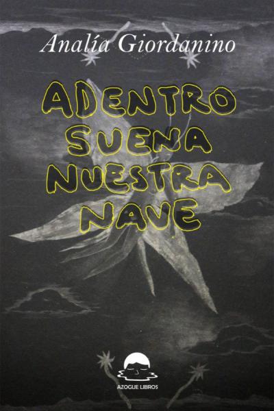 Adentro suena nuestra nave de Analía Giordanino viene a recordarnos que el mundo de los sueños es el que más se parece a la literatura, que lo onírico es tan bello como lo poético. En estos textos aparecen mundos con mapas diferentes, con geografías que hacen pie en la realidad pero que se modifican, ríos, islas o fiestas familiares compartidas con Keanu Reeves, musicalizadas de fondo por el rock de Fabiana Cantilo o David Bowie, un picadito compartido por una mujer, su hijo y Maradona.