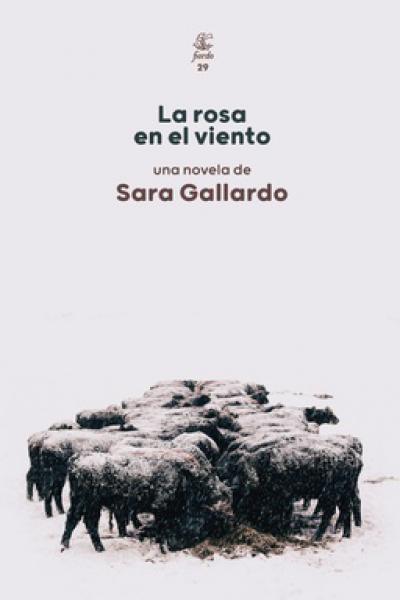 «La rosa que en el viento se destruye deja volar sus pétalos en una luz quemada», se lee en esta novela alucinada de Sara Gallardo, la última que publicó, un punto de llegada extraordinario para una obra deslumbrante, siempre certera, siempre singular, siempre cautivadora. En La rosa en el viento todos los personajes se desplazan, emprenden viajes que son a veces físicos y a veces emocionales, pero que en todos los casos los llevan lejos de quienes eran al principio. Olaf, un inmigrante sueco que ha escapad