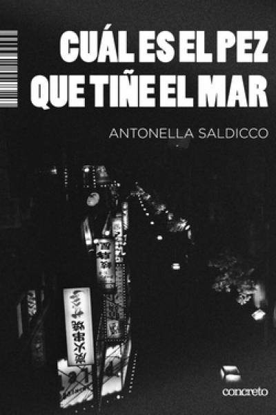 La lectura de Cuál es el pez que tiñe el mar nos deposita, desde el comienzo, en un estado de desacomodo, de extrañamiento. Quien narra es Clara, una joven actriz que viaja a Japón, entre otras cosas, para asistir a una residencia de teatro. Es en ese alejarse de todo lo conocido, y en el encuentro con lo otro, que se van a tensar íntimamente las cuerdas de una historia que va apareciendo como una revelación. Con una escritura climática y sensorial, Antonella Saldicco nos guía a través del tiempo y del espa