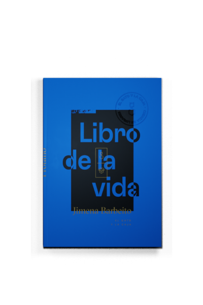 Tapa azul con recuadro negro interior, con cuño seco con sello El Gato y La Caja