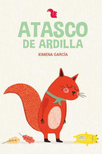 Ardilla triste mirando su muñeco