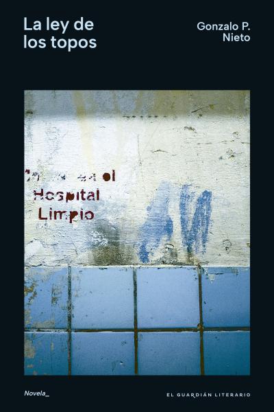 Bajo los cimientos de un hospital centenario, en lo más profundo de sus subsuelos abandonados, un grupo de personas olvidadas por la sociedad ha construido en secreto un verdadero hogar. Allí, lejos de las miradas ajenas, han tejido una comunidad sólida, unida por el afecto, la necesidad y la esperanza. Este refugio les brinda protección frente a la crudeza del mundo exterior, pero su frágil equilibrio se ve amenazado cuando un político corrupto asciende al poder con un plan despiadado: demoler el hospital 