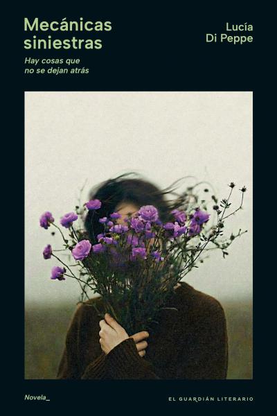 Nilo llega a un país desconocido con una sola certeza: necesita desaparecer. Dejó atrás su hogar, su carrera y una vida que se volvió inhabitable, convencido de que la distancia podría ofrecerle una segunda oportunidad. En una pensión modesta, entre cajas sin abrir y rutinas ajenas, intenta construir una calma precaria. Sin embargo, el pasado no se disuelve con facilidad. Viejas heridas resurgen en forma de obsesiones y sueños perturbadores, mientras el presente comienza a volverse inquietante. Las miradas 